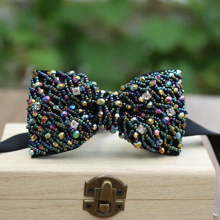 Funkelnde bunte Fliege mit Kristallstickerei und Perlen