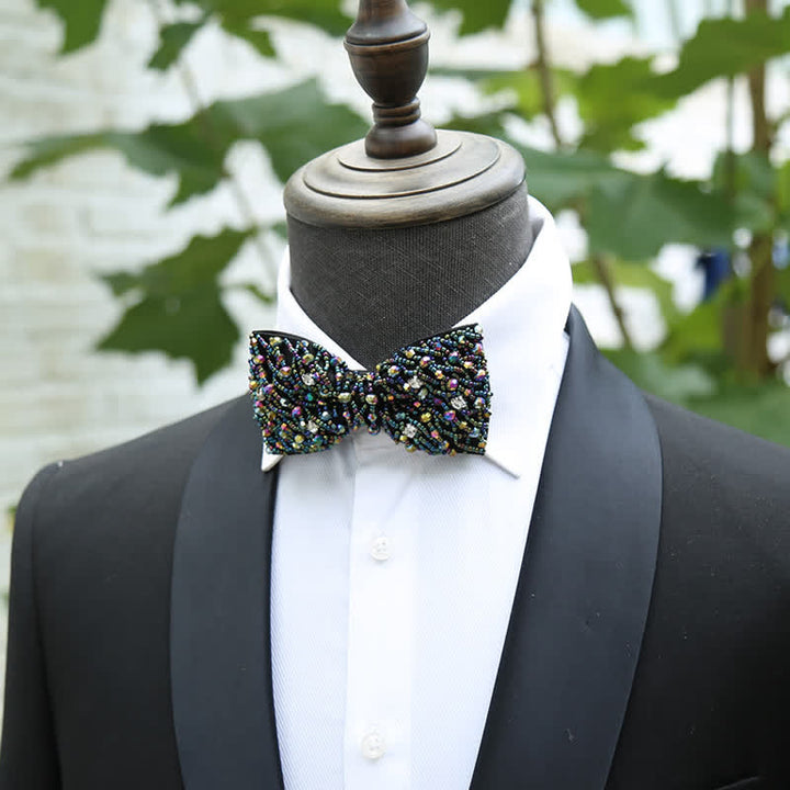 Funkelnde bunte Fliege mit Kristallstickerei und Perlen