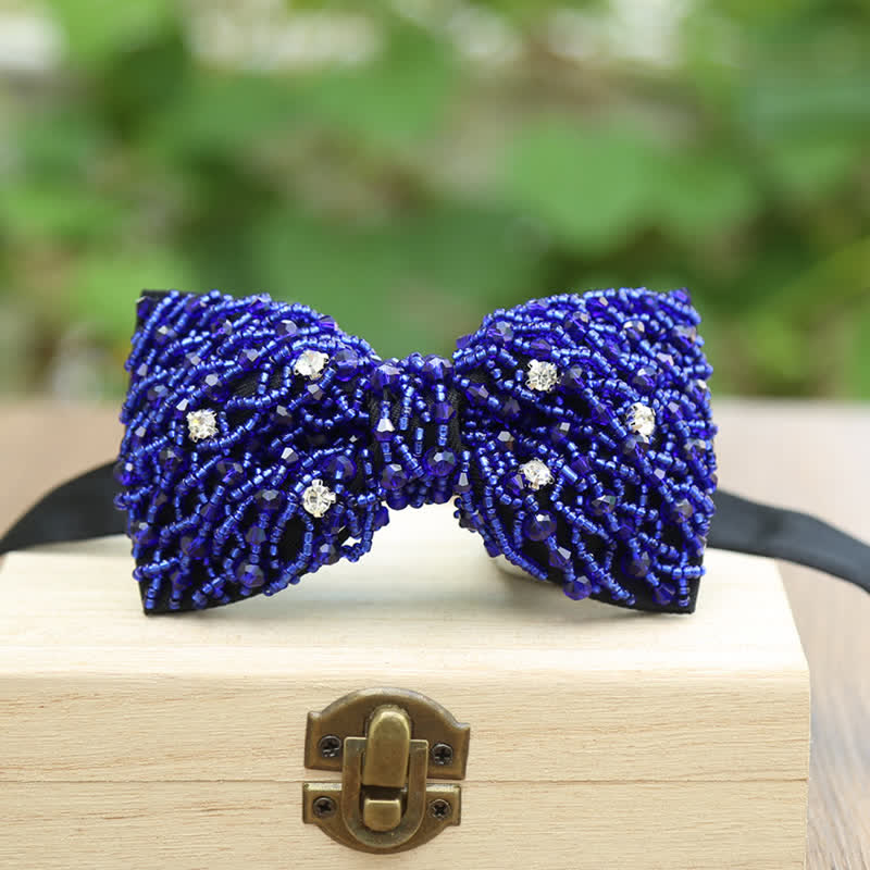 Funkelnde bunte Fliege mit Kristallstickerei und Perlen