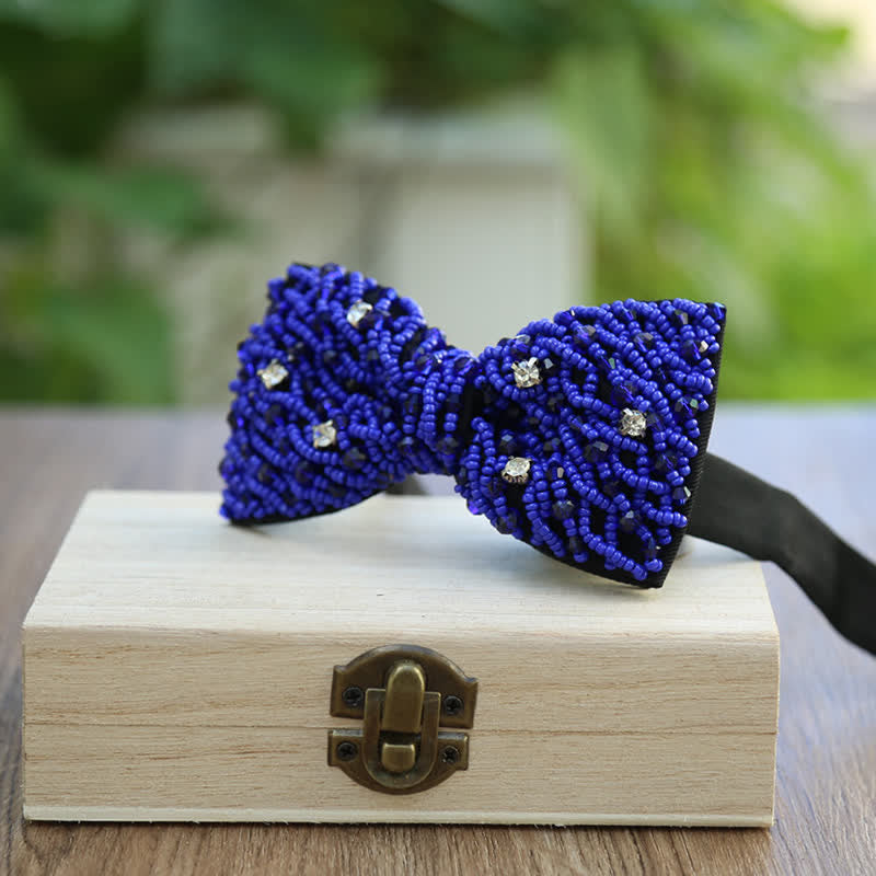 Funkelnde bunte Fliege mit Kristallstickerei und Perlen