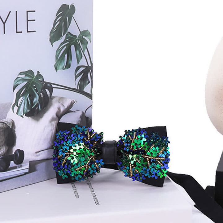 Schimmernde Fliege mit Pailletten in Blumenform in Grün und Blau