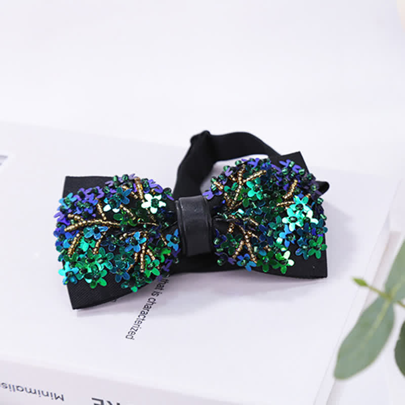 Schimmernde Fliege mit Pailletten in Blumenform in Grün und Blau