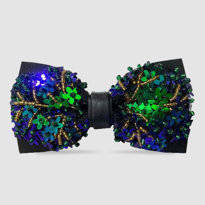 Schimmernde Fliege mit Pailletten in Blumenform in Grün und Blau