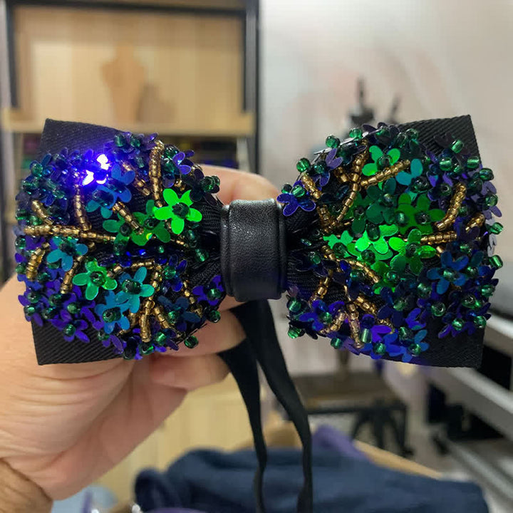 Schimmernde Fliege mit Pailletten in Blumenform in Grün und Blau