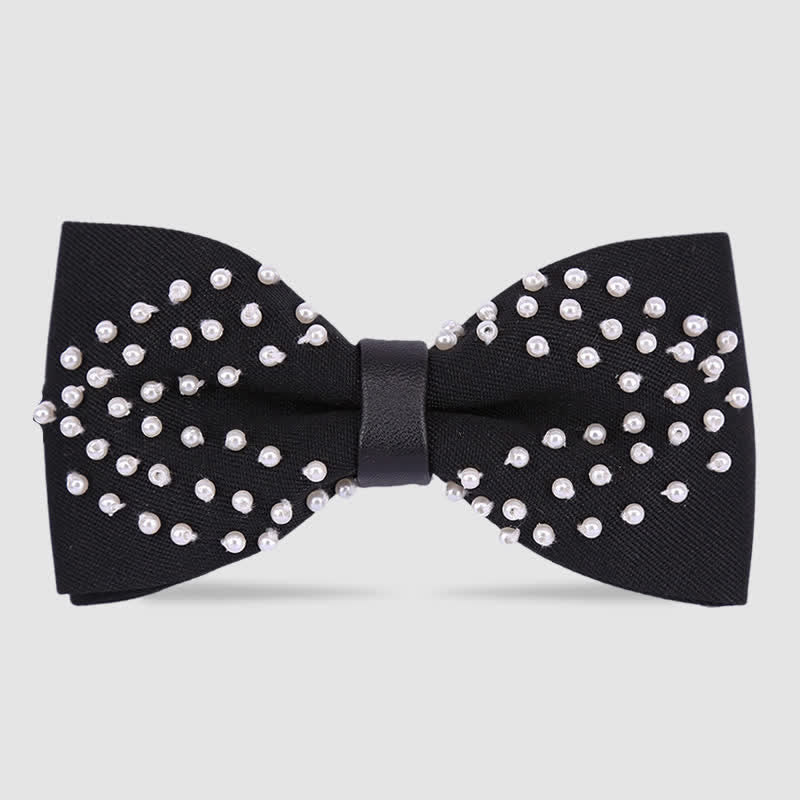 Elegante handbestickte Fliege mit schwarzen und weißen Perlen