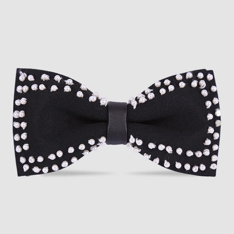 Elegante handbestickte Fliege mit schwarzen und weißen Perlen