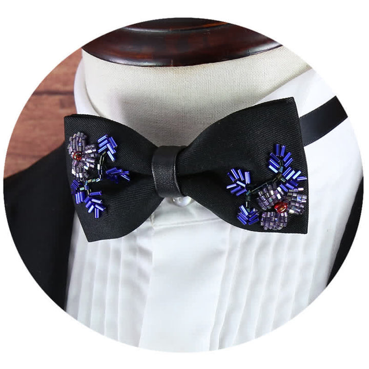 Schwarze Fliege mit Blumen-Perlenstickerei