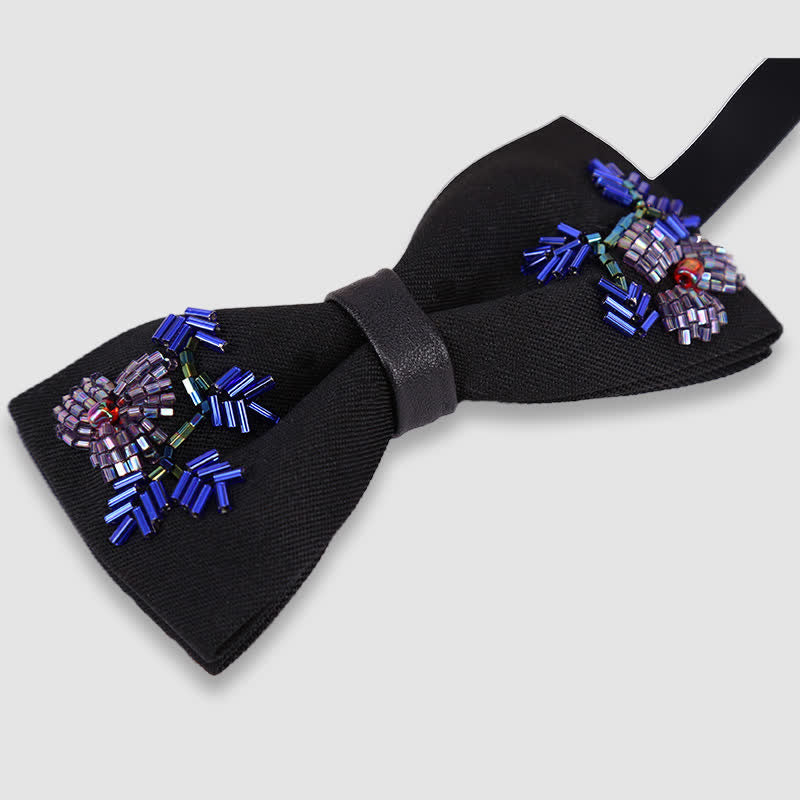 Schwarze Fliege mit Blumen-Perlenstickerei