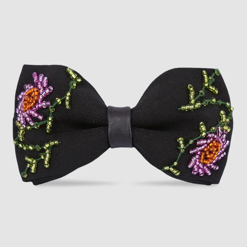 Schwarze Fliege mit Blumen-Perlenstickerei