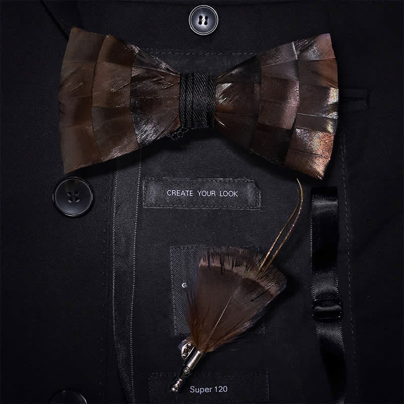 Hellkupferfarbene Federfliege mit Anstecknadel