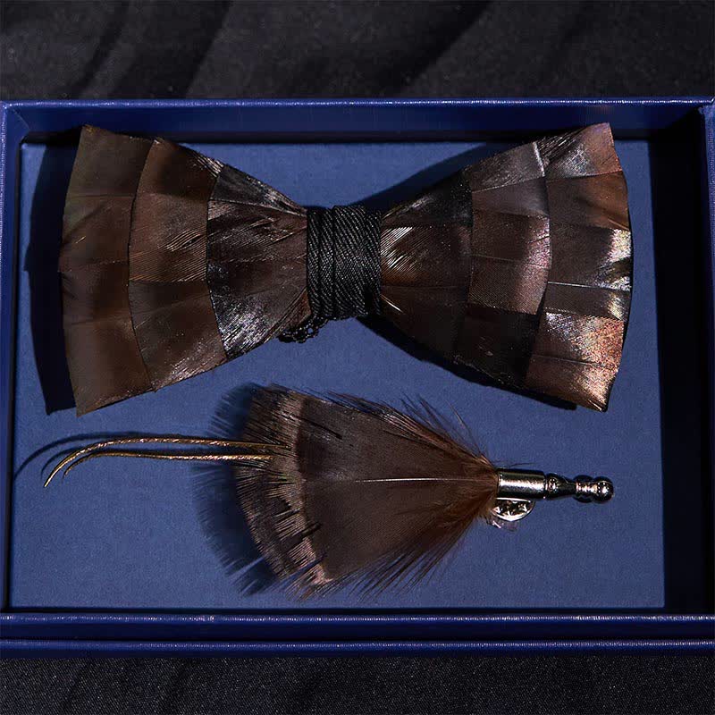 Hellkupferfarbene Federfliege mit Anstecknadel