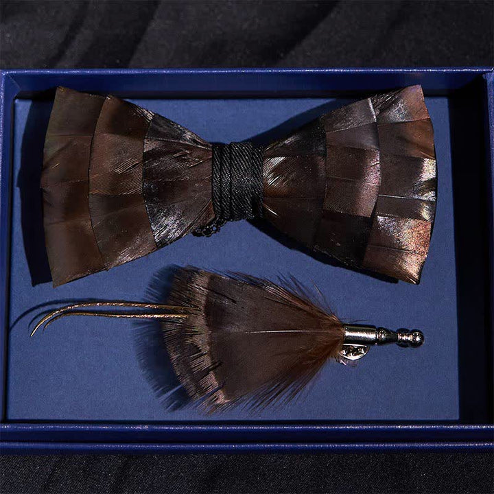 Hellkupferfarbene Federfliege mit Anstecknadel