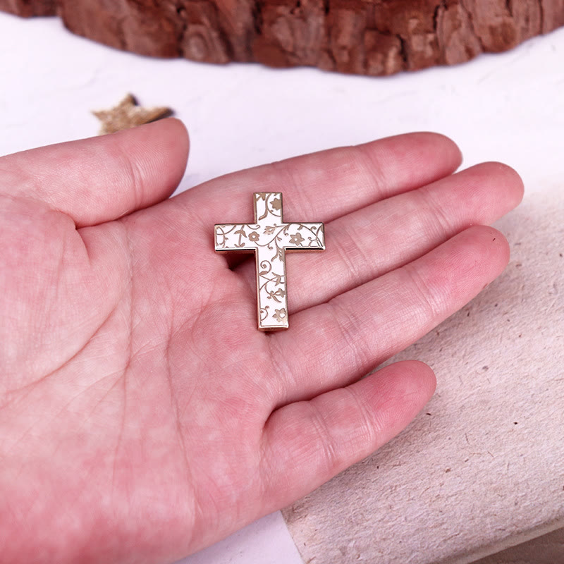 Emaille-Brosche mit floralem Kreuz