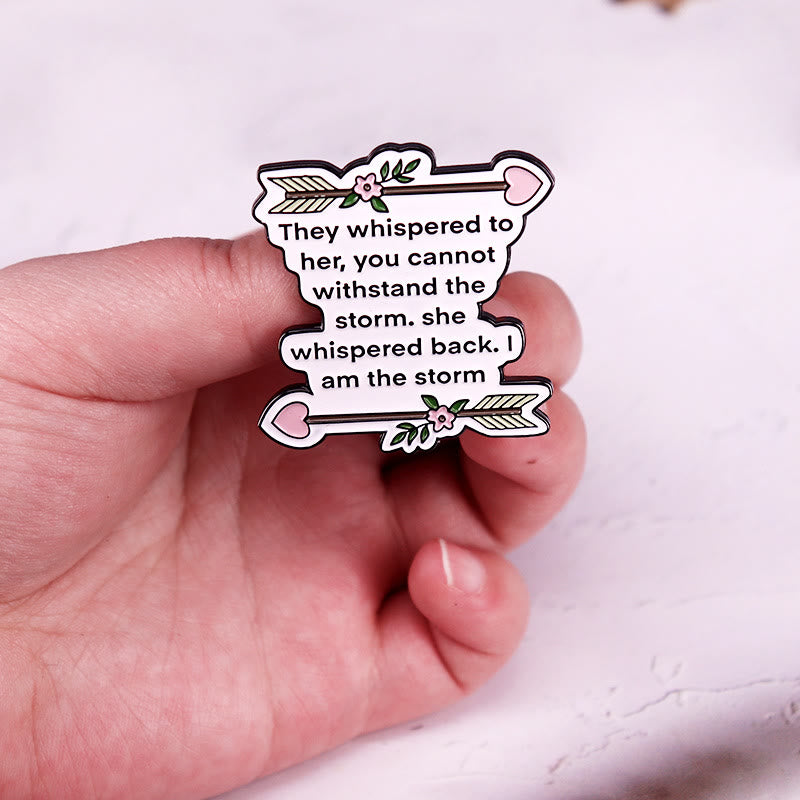 Sie flüsterten ihr zu: „Du kannst dem Sturm nicht standhalten“, Emaille-Brosche
