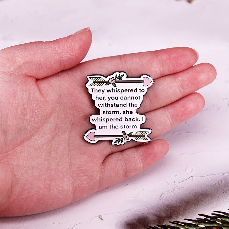 Sie flüsterten ihr zu: „Du kannst dem Sturm nicht standhalten“, Emaille-Brosche