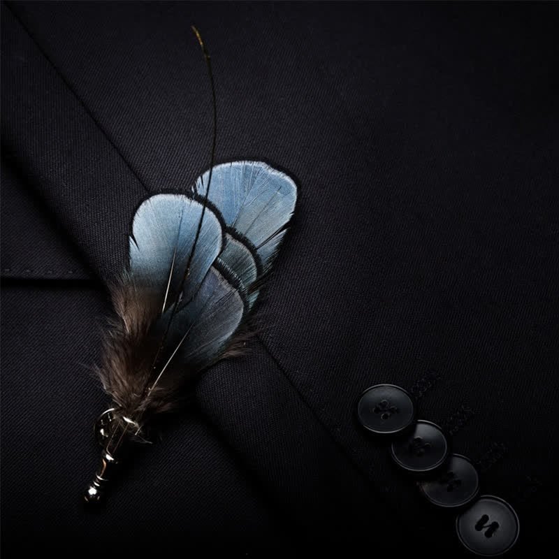 Dunkelblaue Luxus-Fliege aus Naturfedern mit Anstecknadel