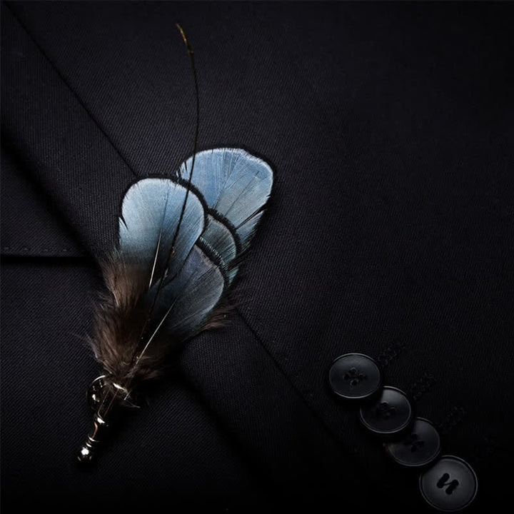 Dunkelblaue Luxus-Fliege aus Naturfedern mit Anstecknadel