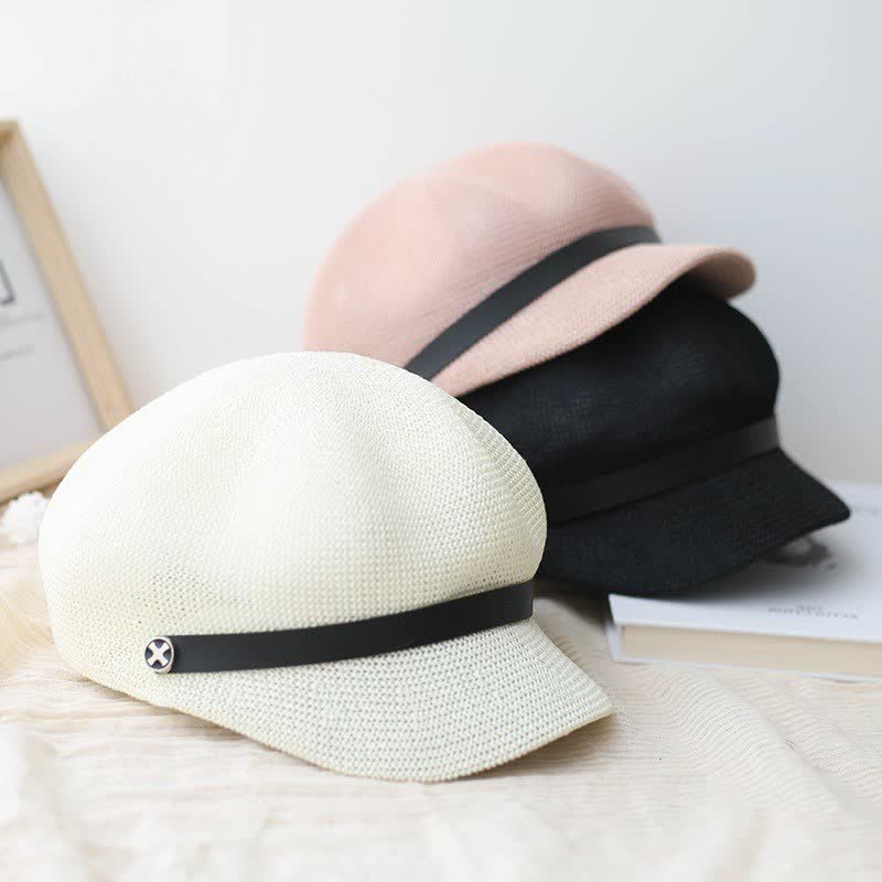 Eleganter achteckiger Baskenhut aus Stroh mit schwarzem Lederband für Damen