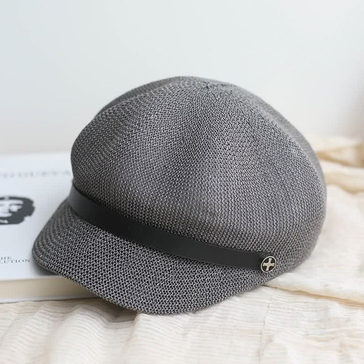 Eleganter achteckiger Baskenhut aus Stroh mit schwarzem Lederband für Damen