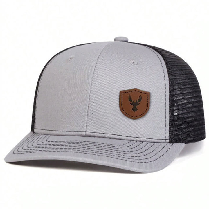 Kleine Trucker-Mütze aus braunem Leder mit Aufnäher im Geweih-Design