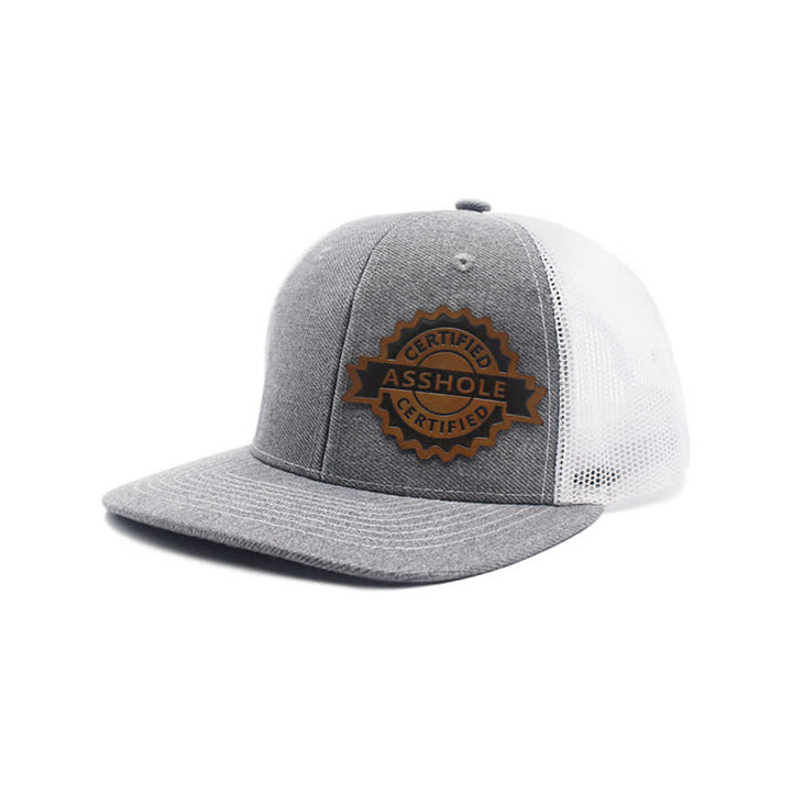 Trucker-Mütze aus braunem Leder mit Buchstabenmuster und Label-Patch
