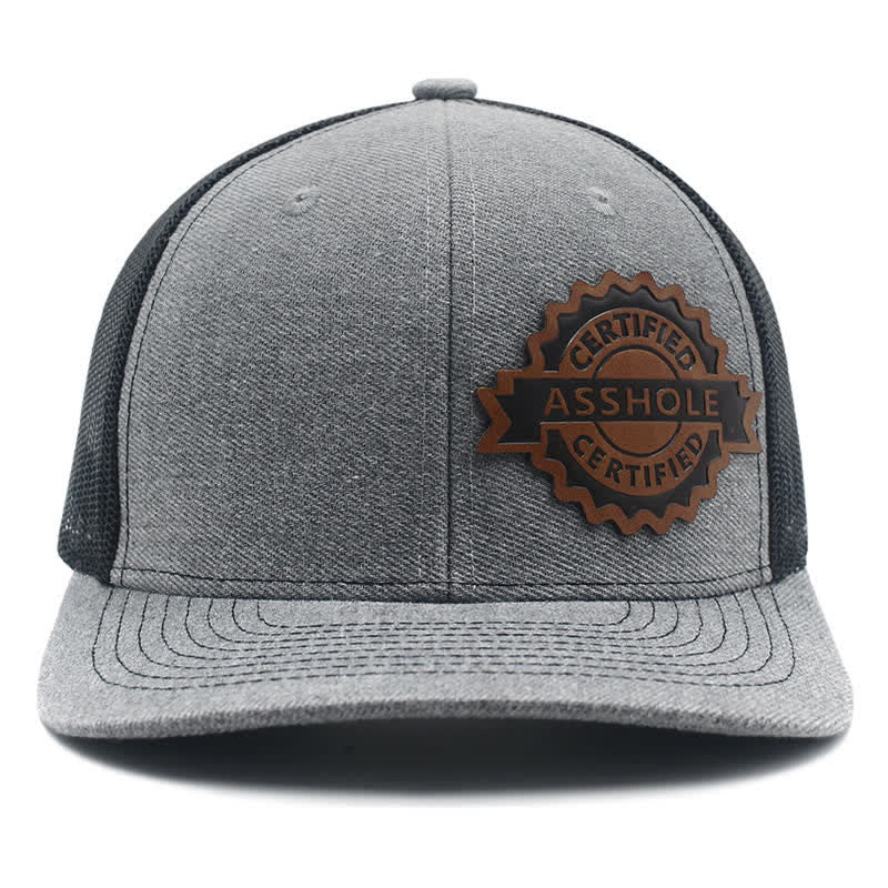 Trucker-Mütze aus braunem Leder mit Buchstabenmuster und Label-Patch