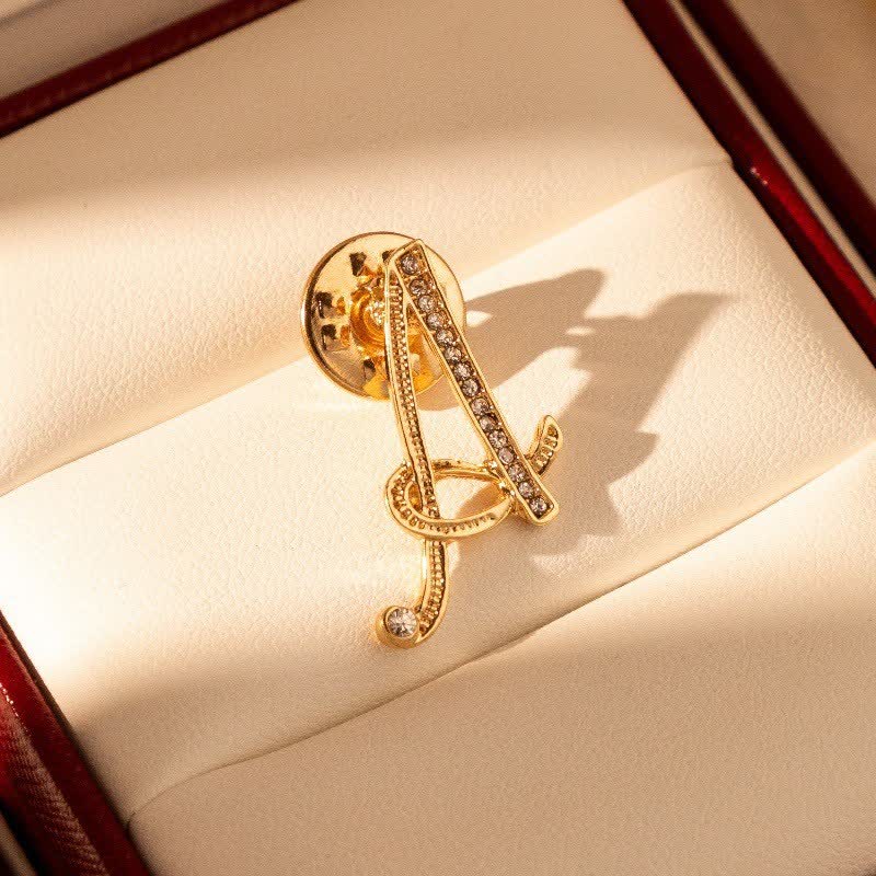 Goldfarbene Brosche mit Strasssteinen im Alphabet-Stil mit Anfangsbuchstaben 26