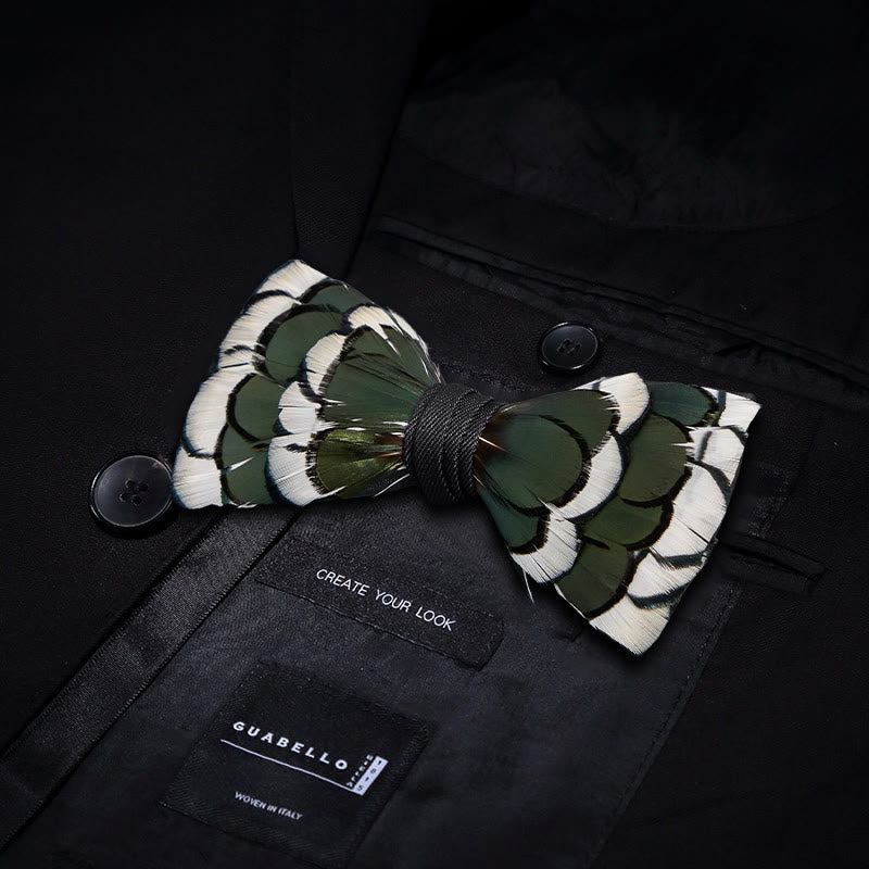 Dunkelgrün & Weiß geschichtete Federfliege mit Reversnadel