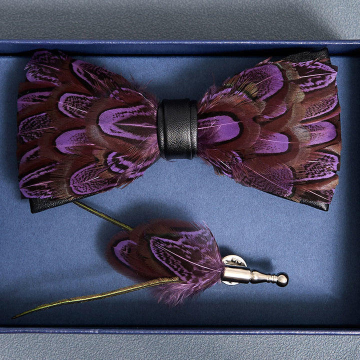 Lila & Farbziegel Federmascher mit Reversnadel