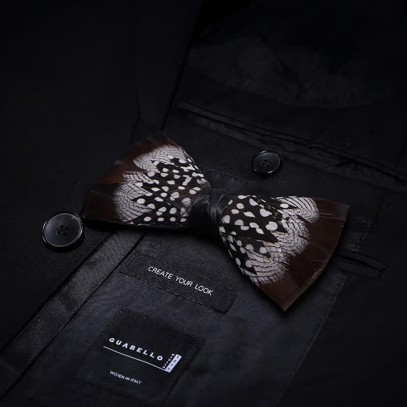 Schwarz & Weiß gepunktete Hahn Feder Fliege