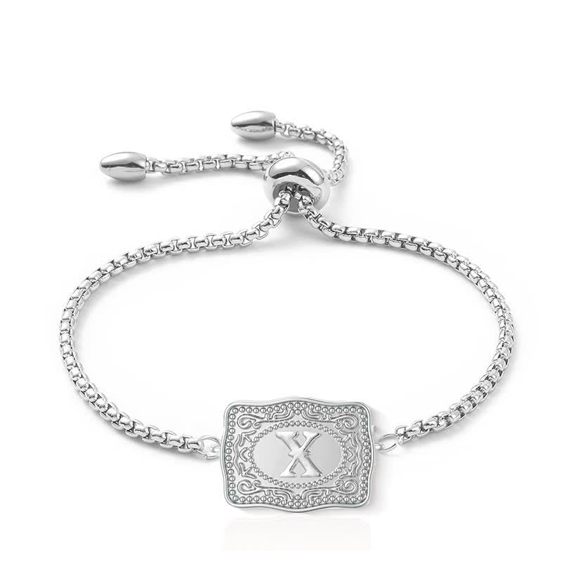 Silbernes Armband mit geprägtem Mini-Anfangsbuchstaben