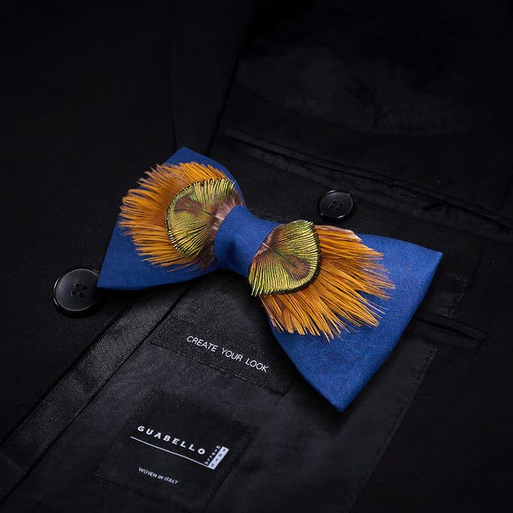 Blau-gelbe Fliege mit majestätischen Pfauenfedern - image 2