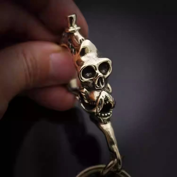 Kreativer Schlüsselanhänger in Totenkopfform aus Messing mit Ring - image 3