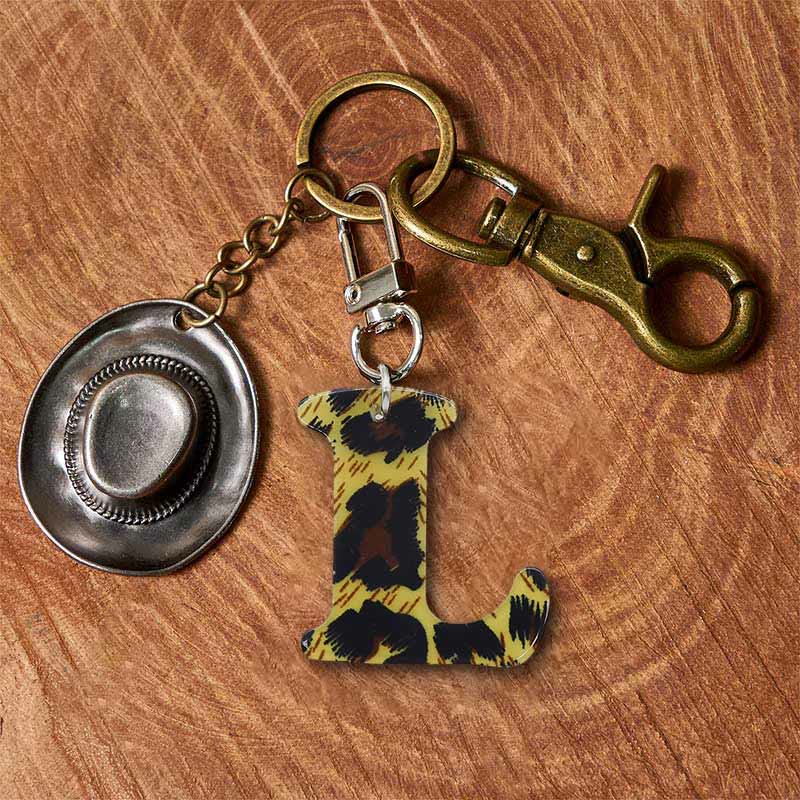 Schlüsselanhänger mit Buchstaben- und Cowboyhut-Anhänger im Leopardenmuster - Messing-Schlüsselanhänger + Silberhut - L - image 19