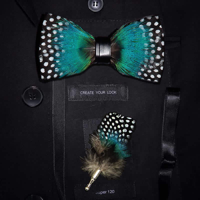 Cyan & Weiß gepunktete Federfliege mit Reversnadel