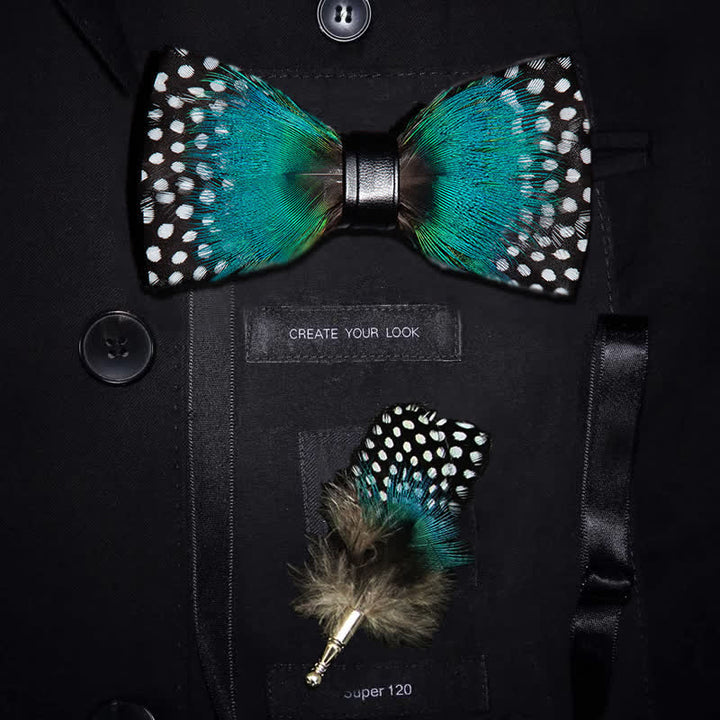 Cyan & Weiß gepunktete Federfliege mit Reversnadel