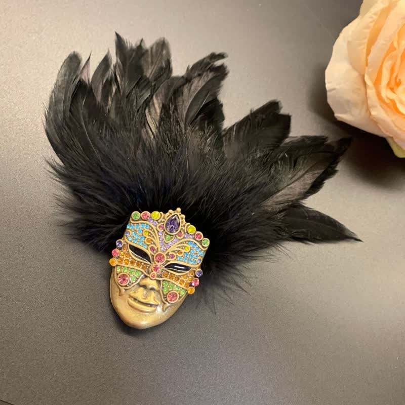 Primitive Stämme Maske Feder Brosche