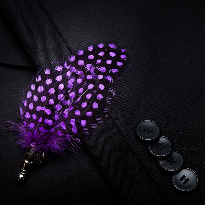 Dunkelviolette Federfliege mit weißen Polka Dots und Reversnadel