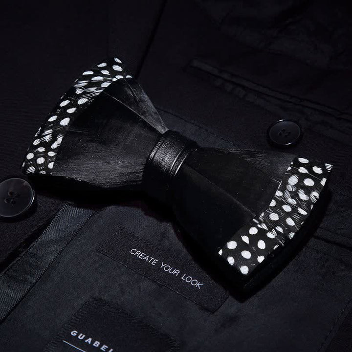 Schwarze Federfliege mit Polka-Dots und Reversnadel