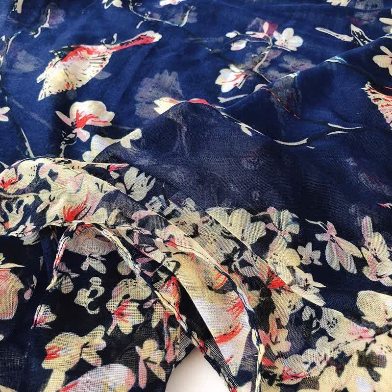 Leichter Schal mit blühenden Blumen und Vögeln für Frauen