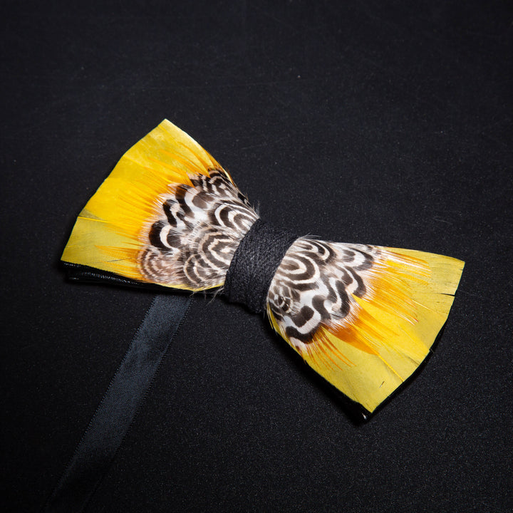 Gelbe Tiger-Print Feder Fliege mit Reversnadel