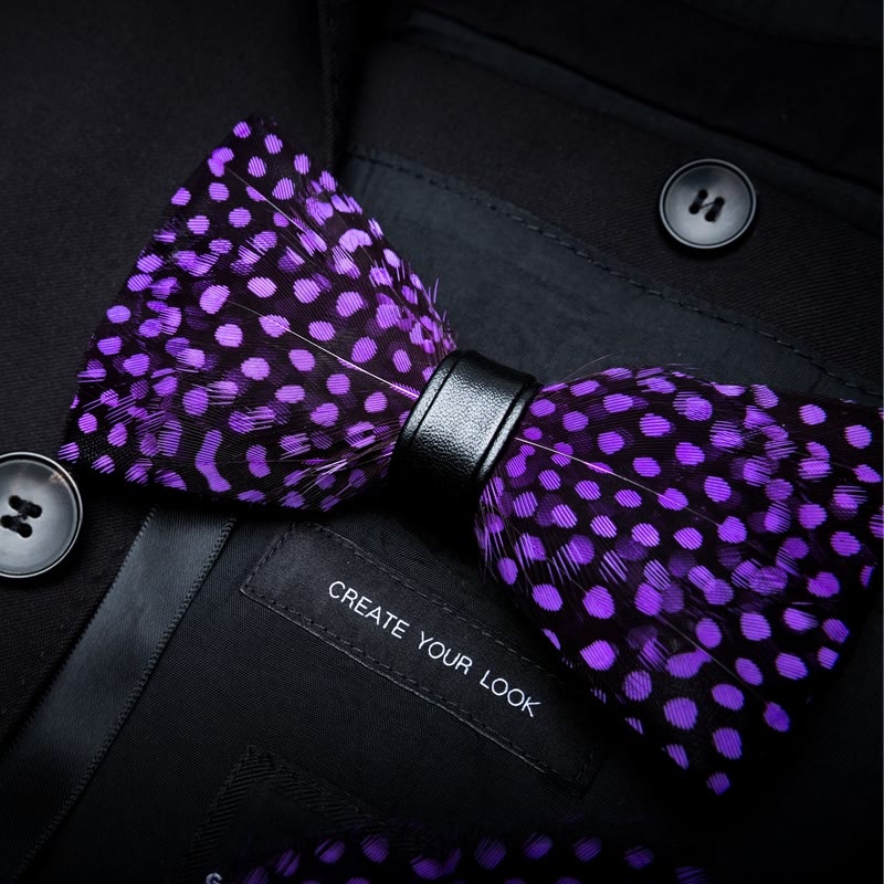 Dunkelviolette Federfliege mit weißen Polka Dots und Reversnadel
