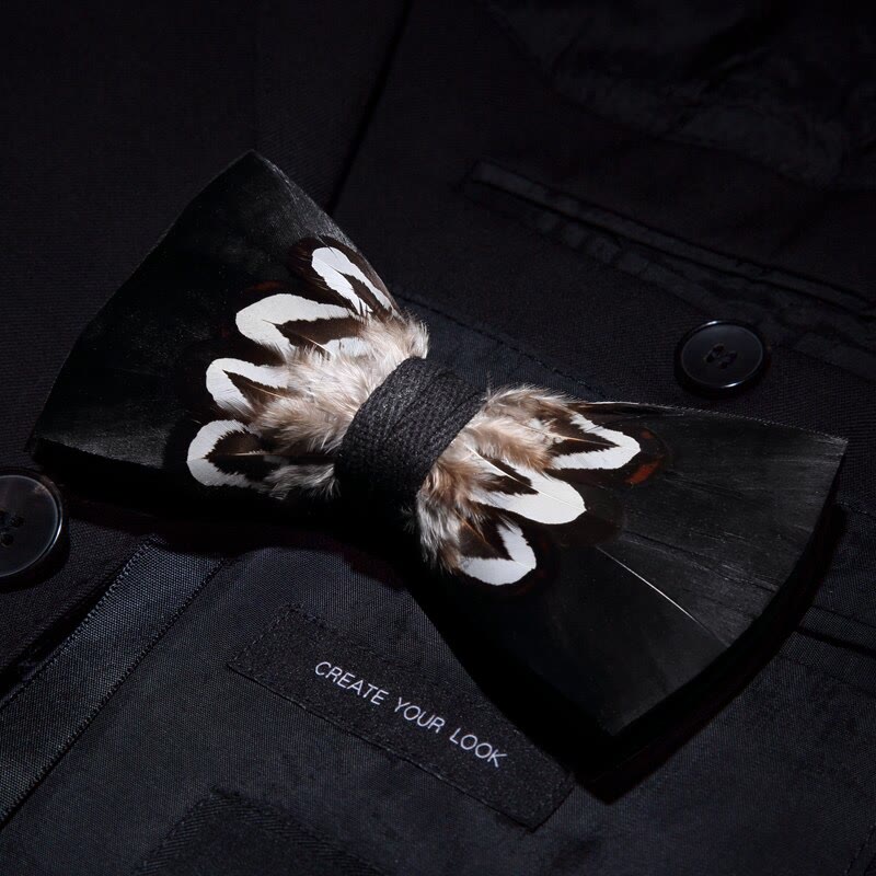 Schwarze und weiße Muster Federfliege mit Reversnadel