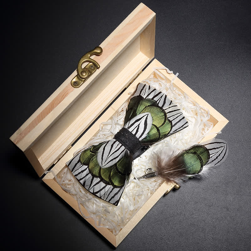 Grüne und weiße Wald Feder Fliege mit Reversnadel