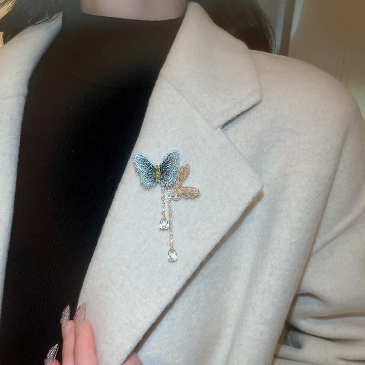 Elegante blaue Schmetterlingsquastenbrosche für Frauen
