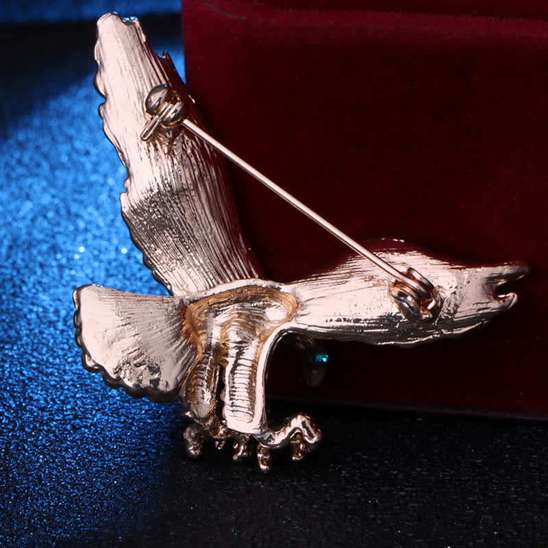 Bald Hawk Brosche für Männer mit grünem Auge