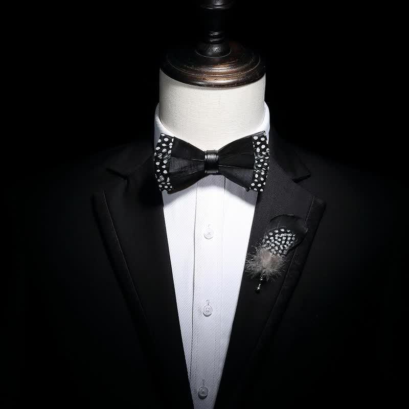 Schwarze Federfliege mit Polka-Dots und Reversnadel