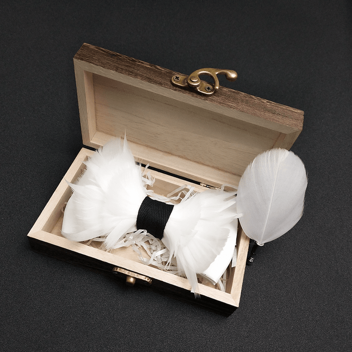 Weiß & Schwarz Elegante Federfliege mit Reversnadel - image 1