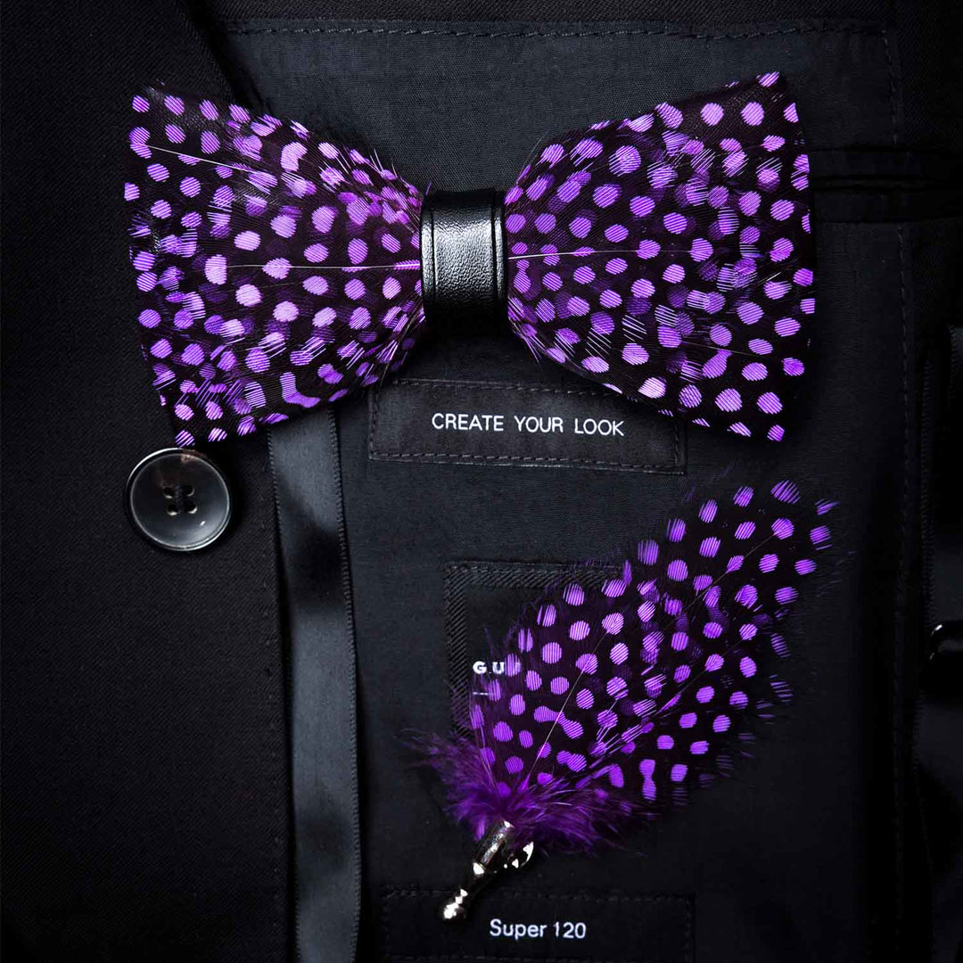 Dunkelviolette Federfliege mit weißen Polka Dots und Reversnadel