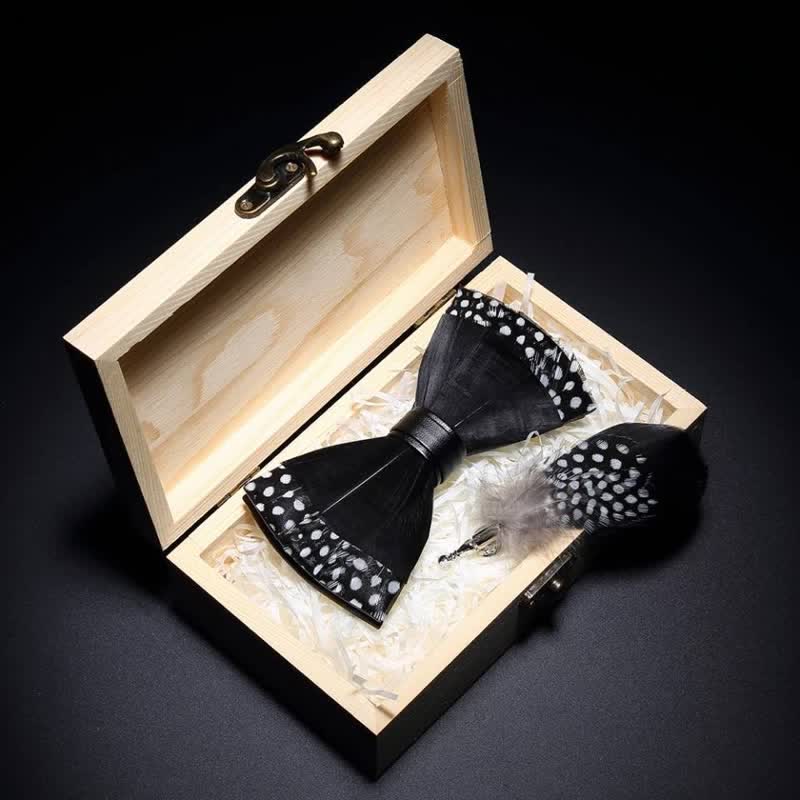 Schwarze Federfliege mit Polka-Dots und Reversnadel